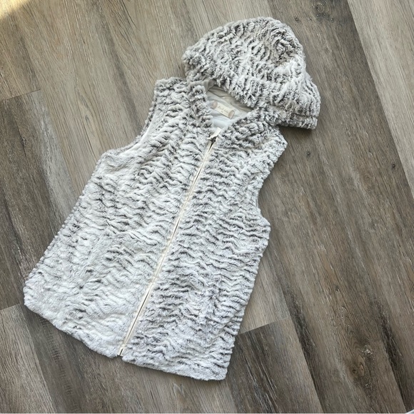 Altar’d State faux fur zip hooded vest - Picture 7 of 9